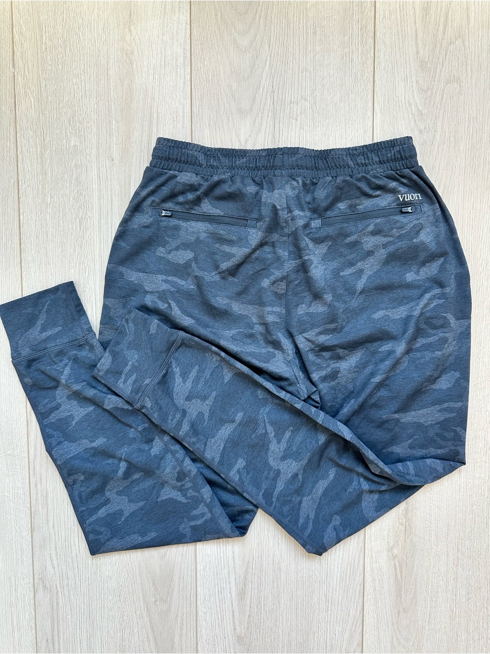 Vuori Camo Sunday Performance Joggers with White Drawstring retail $110 - Picture 4 of 7